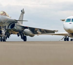 The Falcon 6X (right) shares more traits with the fighter jet Rafale than one could see or imagine.