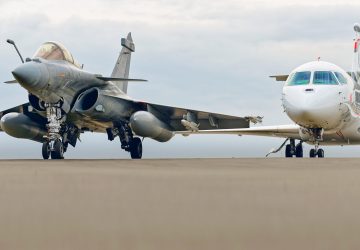 The Falcon 6X (right) shares more traits with the fighter jet Rafale than one could see or imagine.